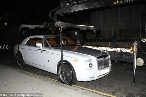 Siêu xe Rolls-Royce Phantom bị "bế" đi vì chưa đóng thuế