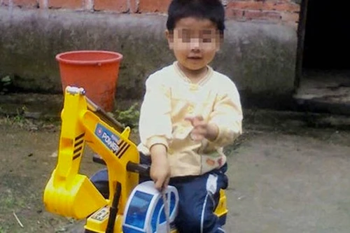 Trung Quốc: Mẹ ép con uống xăng để trả thù bố