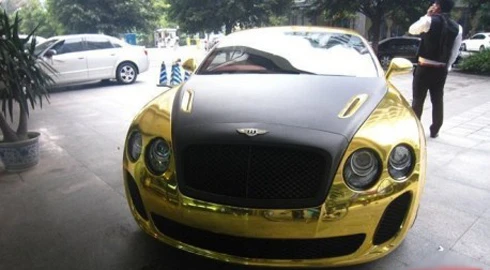 Ngắm Bentley dát vàng trên phố