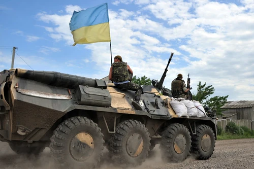 Xe bọc thép Ukraine băng qua biên giới với Nga 