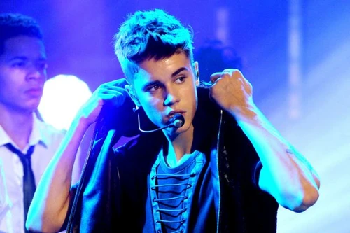 Bị ôtô đâm chết khi đang "săn ảnh độc"