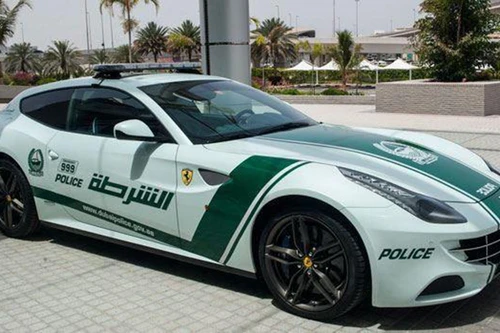 Choáng ngợp với dàn siêu xe hàng triệu đô-la của cảnh sát Dubai