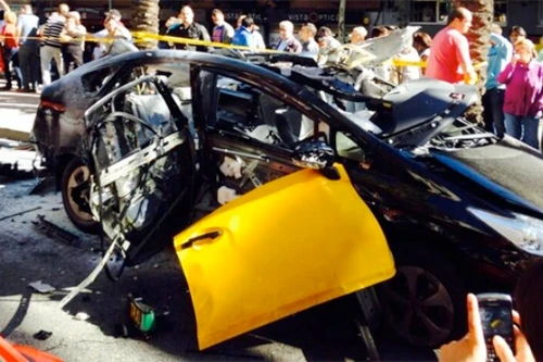 Toyota Prius bỗng dưng phát nổ trên đường