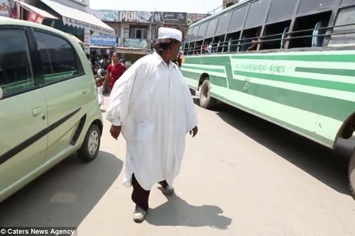 Người đàn ông đi giật lùi 25 năm để kêu gọi hoà bình 