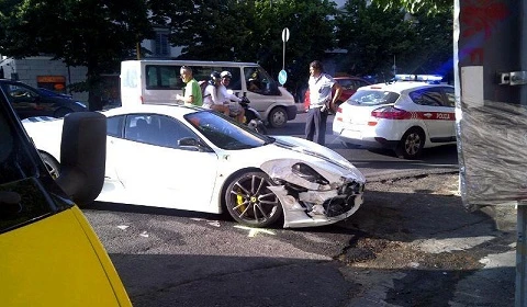 Lại một chiếc Ferrari nữa "gặp nạn"