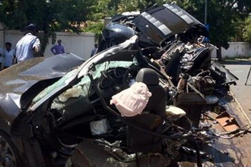 Siêu xe Audi R8 Spyder đứt đôi sau tai nạn kinh hoàng