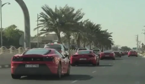 Cuộc diễu hành của các siêu xe Ferrari chào mừng quốc khánh của UAE