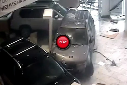 Khách hàng bất mãn, đâm nát showroom Nissan 