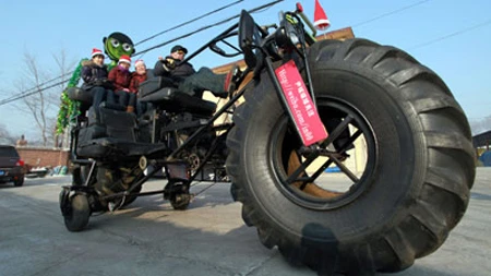 Ngưỡng mộ câu chuyện tình cha con và chiếc xe đạp khổng lồ ở Trung Quốc