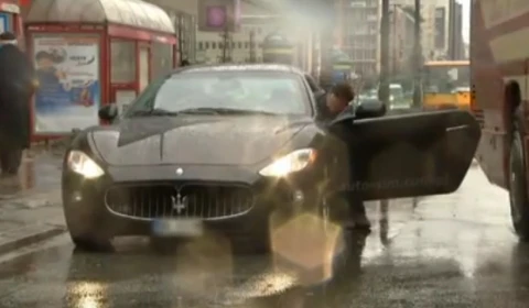 Maserati GranTurismo rụng "cánh" trong khoảnh khắc 