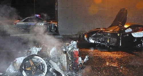 Siêu xe Ferrari 458 Italia Spyder nát bét vì tai nạn