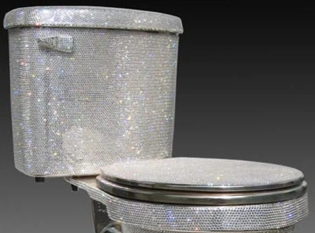 Ngỡ ngàng ngắm chiếc bồn cầu được đính 72 nghìn viên pha-lê