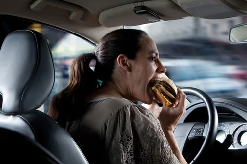 Ăn uống sau tay lái - hậu quả khôn lường