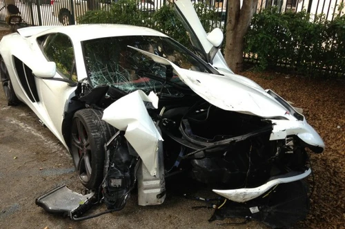 Va chạm mạnh, siêu xe trị giá 4 tỉ đồng nát bươm
