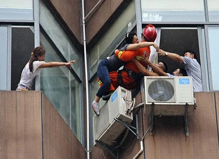 Toát mồ hôi xem cảnh lính cứu hỏa cứu cô gái định tự tử 