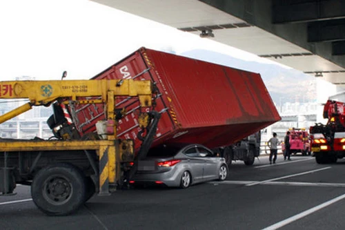 Bị container "đè đầu" Huyndai Elantra "thoát chết trong gang tấc"