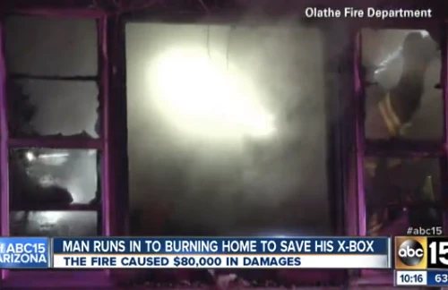 Liều mạng lao vào ngôi nhà đang cháy để cứu máy chơi game Xbox