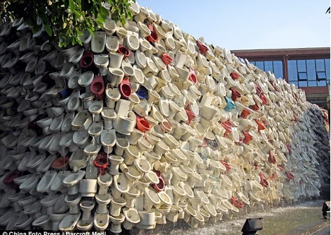 Choáng váng với bức tường làm từ... "bồn cầu"