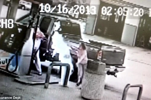 Chồng hút thuốc ở trạm xăng, vô tình đốt cháy vợ