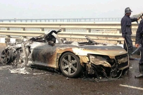 Audi R8 bốc cháy tại Mumbai