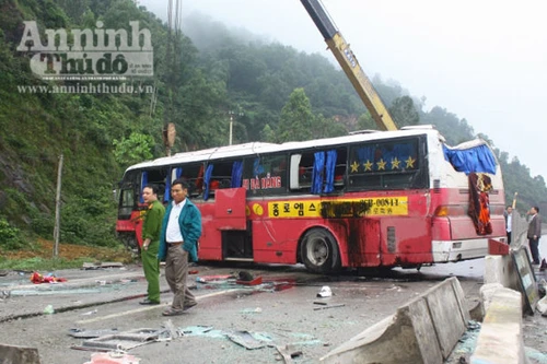 Xe giường nằm lật nghiêng bên đường, 9 người thoát chết trong gang tấc