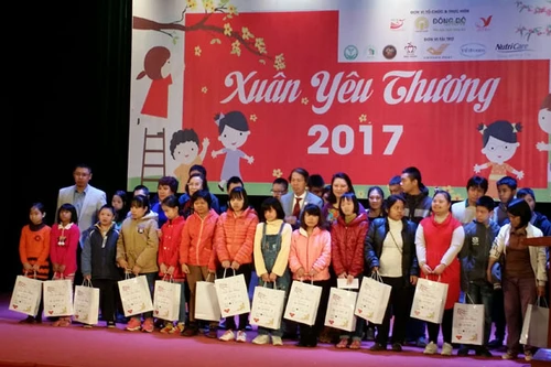 Trao 1000 suất quà cho các em nhỏ lang thang cơ nhỡ trên địa bàn Hà Nội
