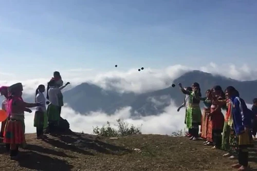 "Tết Mông xuống phố"