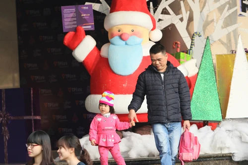 Đường phố Hà Nội rộn ràng trước đêm Giáng sinh