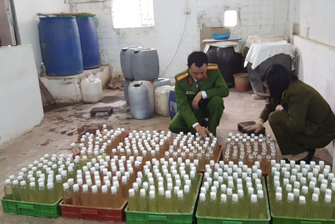 Tạm giữ gần 2000 chai giấm gạo "chế" thêm axit