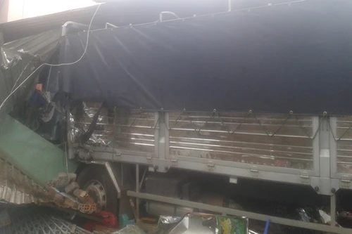 Hoảng hồn, xe tải chở gỗ mất lái lao thẳng vào quán cà phê và nhà dân