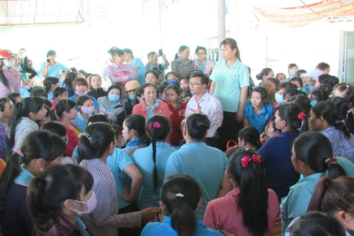 Hàng loạt công nhân đình công phản đối chế độ làm việc hà khắc