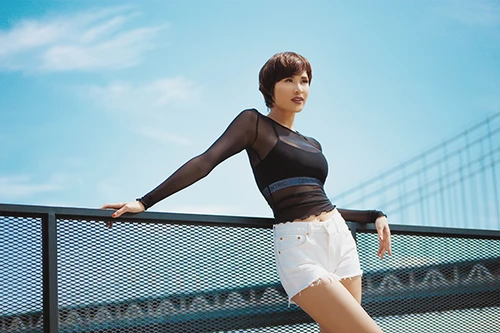 Phương Mai mặc hở, khoe ngực đầy, eo thon trên đất Mỹ