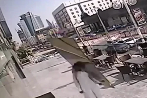 Video người đàn ông may mắn thoát chết trong gang tấc