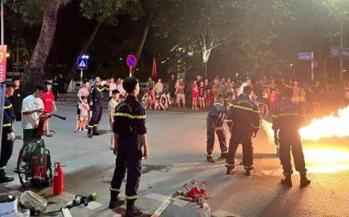 Tuyên truyền, trải nghiệm, thực hành chữa cháy và cứu nạn cứu hộ tại phố đi bộ Thành Cổ Sơn Tây