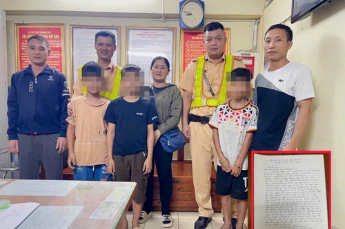Đạp xe hơn 30km đi chơi, 3 cháu nhỏ được CSGT hỗ trợ tìm người thân