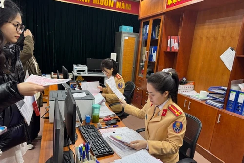 Ghi nhận tinh thần ‘liền mạch, tận tụy phục vụ nhân dân’ tại điểm đăng ký xe mô tô phường Văn Quán