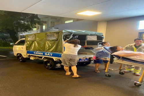 Giữa trận mưa lớn, Công an phường kịp thời hỗ trợ sản phụ đi cấp cứu 