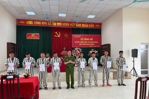 Sáng nay 1-5: 139 phạm nhân thi hánh án tại 2 trại tạm giam của CATP Hà Nội được đặc xá