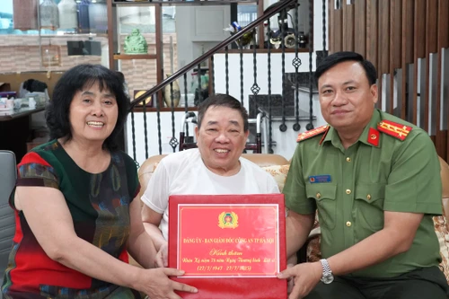 Lãnh đạo CATP Hà Nội thăm hỏi, tri ân gia đình liệt sỹ Dương Xuân Ngô