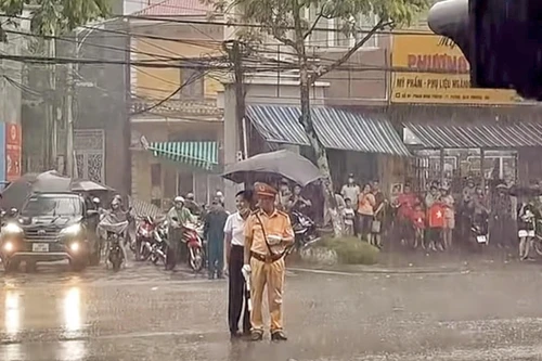 Ấm áp sắc áo vàng trong cơn mưa trắng trời Hà Nội
