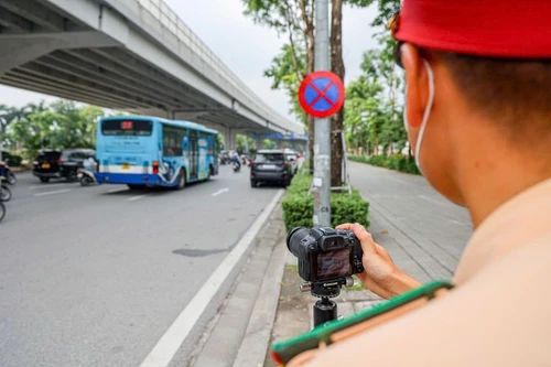 CSGT Hà Nội tăng cường tuyên truyền, hướng dẫn trên tuyến đường mới phân làn