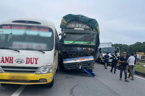 Xe tải va 5 ô tô trên cao tốc Hà Nội - Thái Nguyên