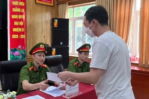 Vỡ òa niềm vui đón người thân được đặc xá tha tù trước thời hạn