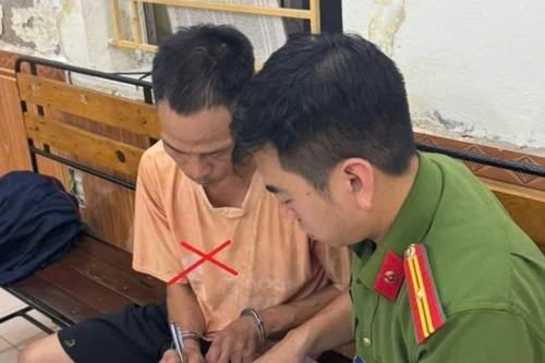 Nghi con trai lấy trộm tiền, ông bố nhẫn tâm xích trói, kéo lôi theo xe máy