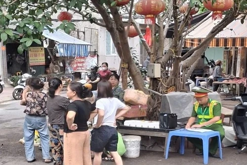 Công an xã Đan Phượng ra quân xử lý chợ cóc, chợ tạm