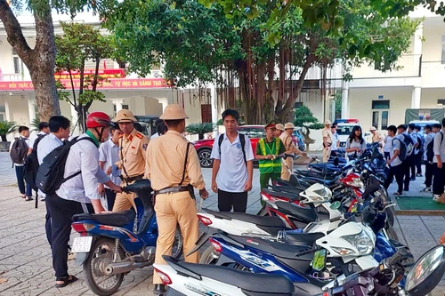 'Nắn' ý thức chấp hành pháp luật giao thông đối với học sinh vùng ven đô