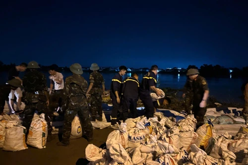 Công an Bắc Ninh xuyên đêm hộ đê, cứu dân trong mưa lũ