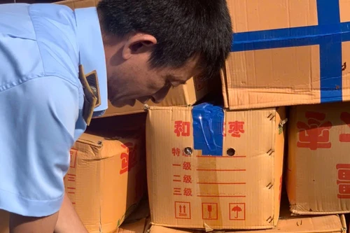 Hà Nội: Phát hiện hơn 4 tấn táo đỏ khô nhập ngoại có dấu hiệu vi phạm