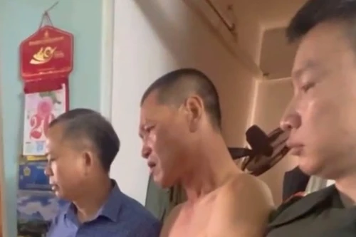 Khống chế đối tượng đâm người rồi cố thủ hơn 1 tiếng đồng hồ trong căn hộ chung cư Đặng Xá