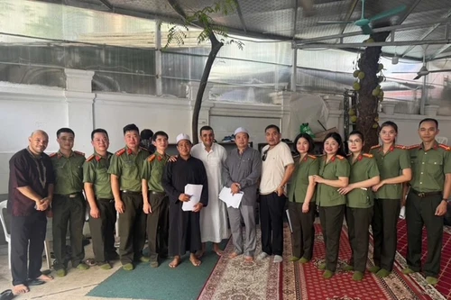 Công an phường Hoàn Kiếm: Gây dựng niềm tin chuyển đổi số cho công dân nước ngoài